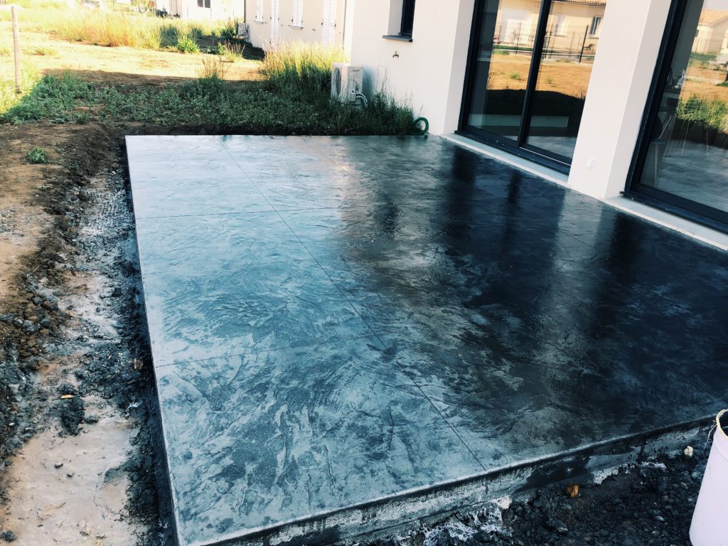 terrase extérieur en béton imprimé à Villegouge- teinte gris anthracite-finition ardoise / roche