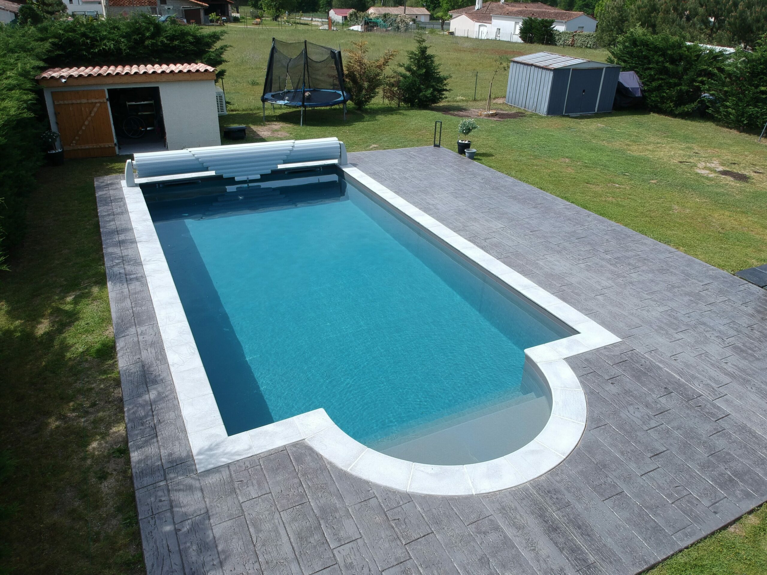Terrasse de piscine à Donnezac - motif bois vieilli