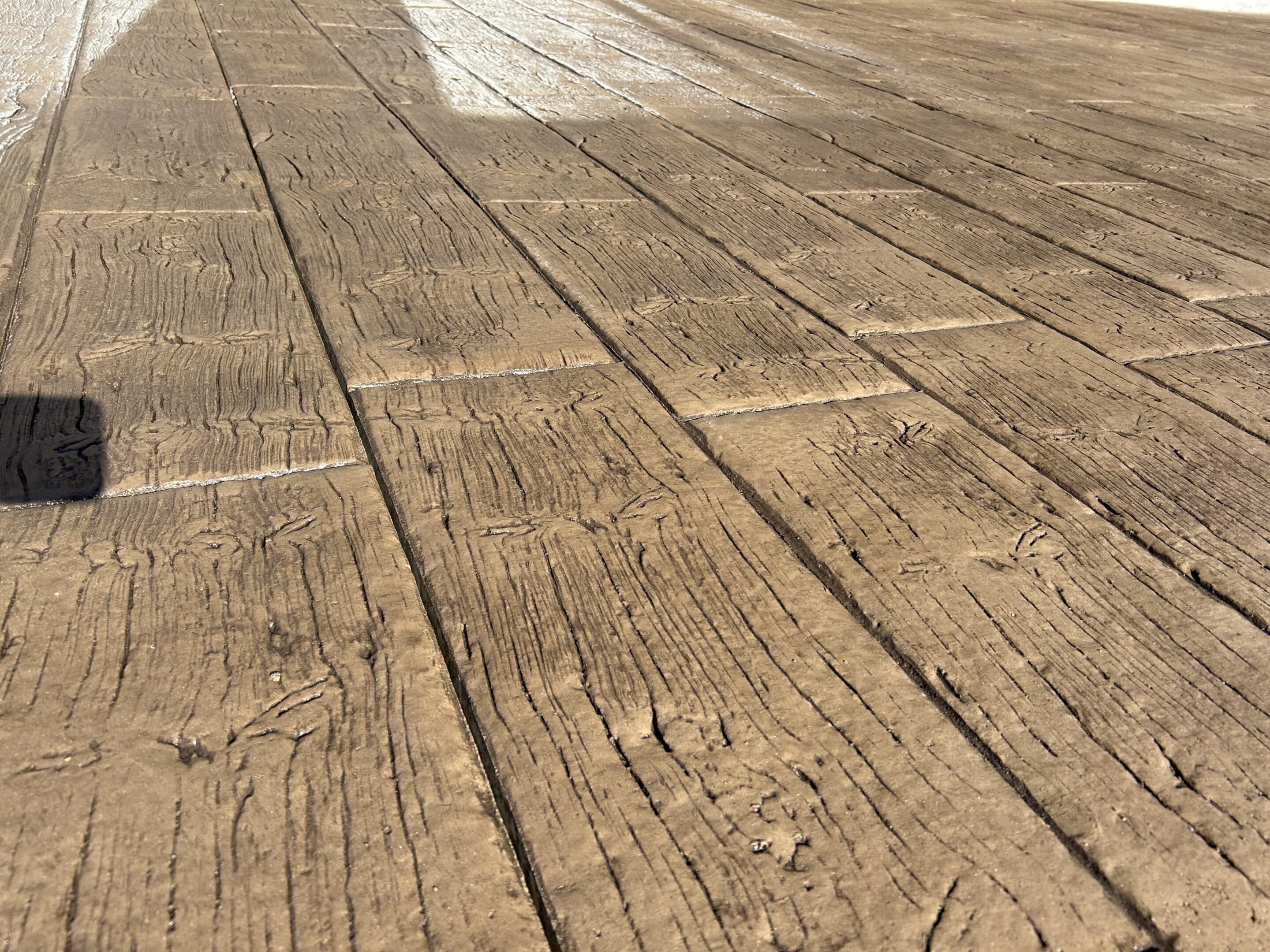 Terrasse extérieur à Saint André de cubzac - béton matricé coloré dans la masse Kraft - finition Bois vieilli